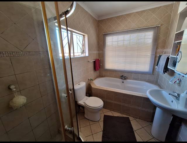 3 BEDROOM HOUSE FOR SALE IN VANDERBIJLPARK SE 3